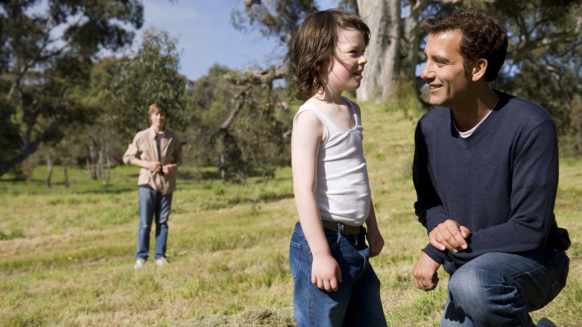 Sólo ellos : Foto Clive Owen, Nicholas McAnulty, George MacKay