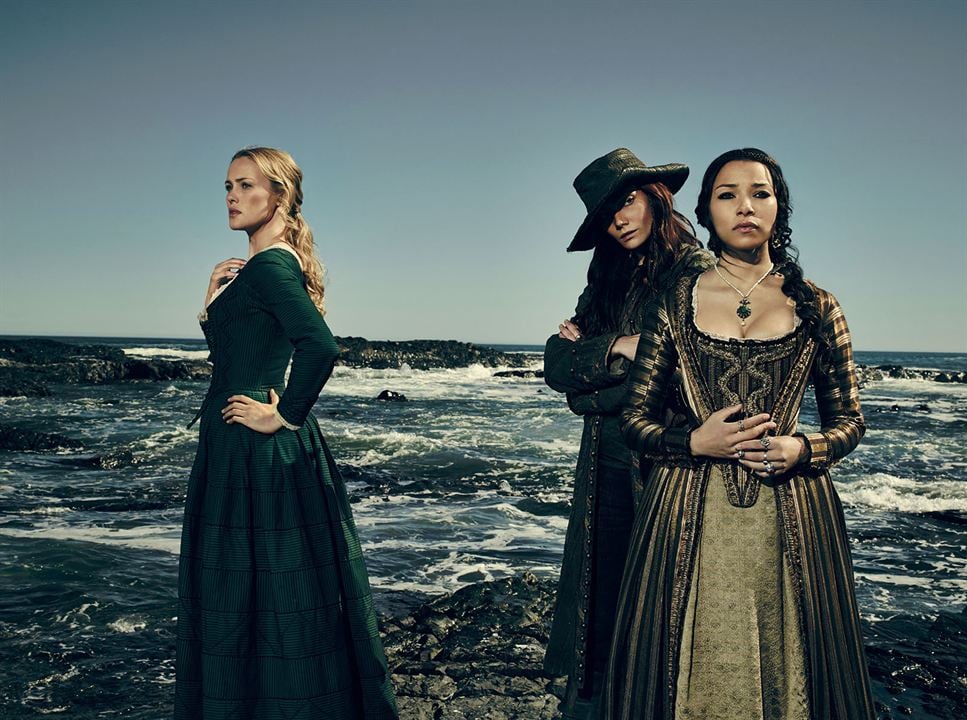 Foto Clara Paget, Jessica Parker Kennedy, Hannah New