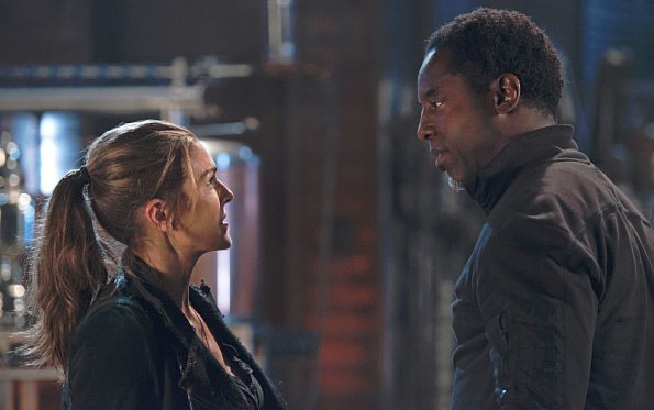 Los 100 : Foto Isaiah Washington, Paige Turco