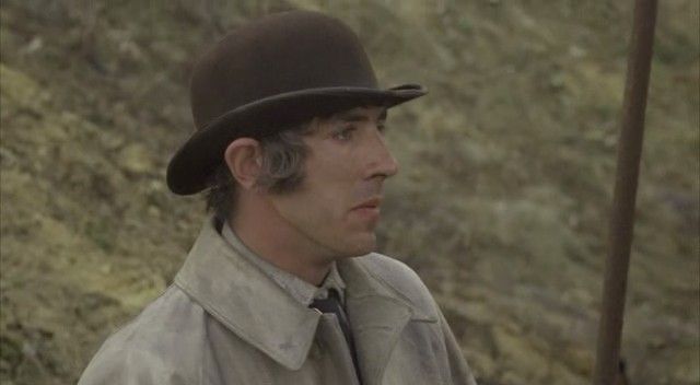 The bed-sitting room : Foto