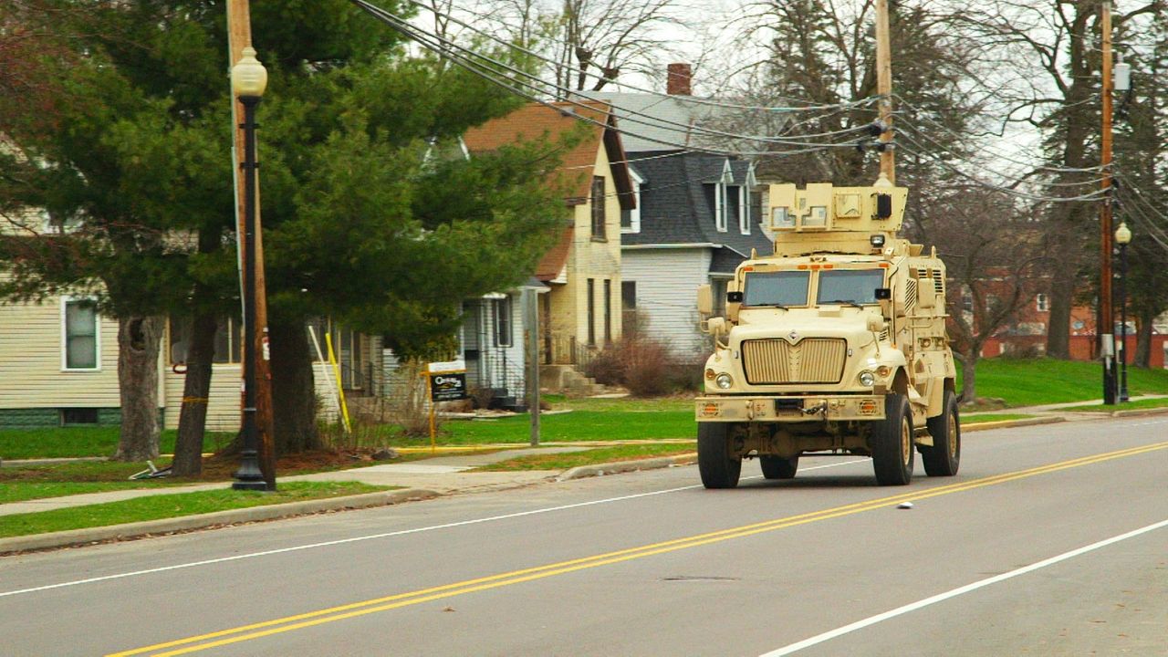 Do Not Resist : Foto