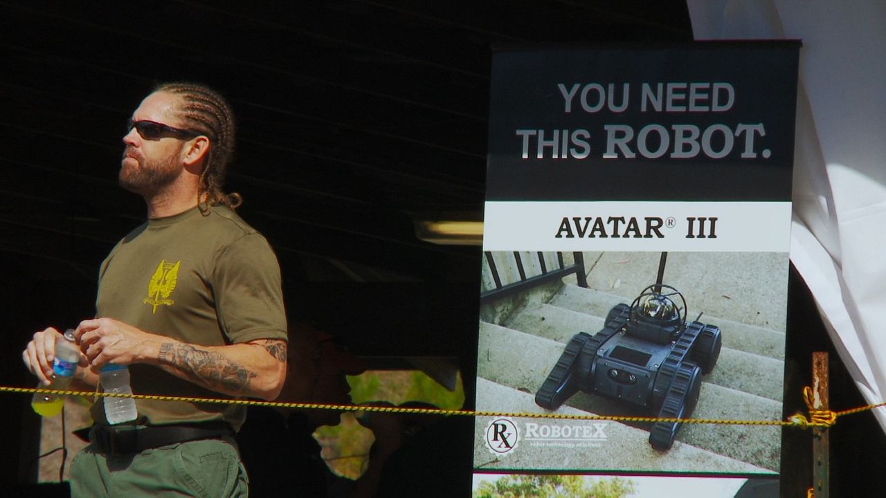 Do Not Resist : Foto