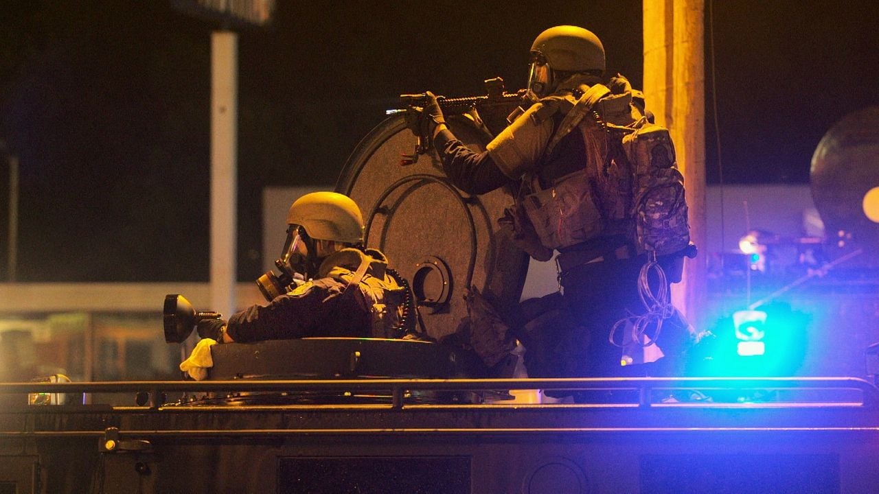 Do Not Resist : Foto