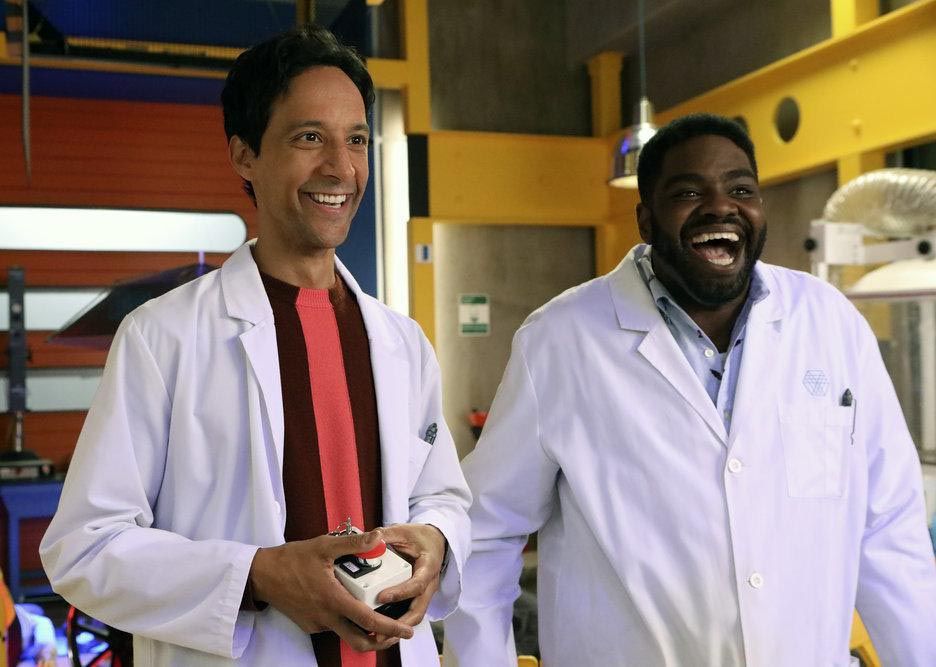 Powerless : Foto Danny Pudi, Ron Funches