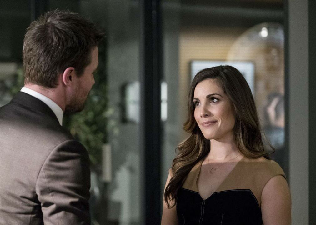 Arrow : Foto Carly Pope, Stephen Amell