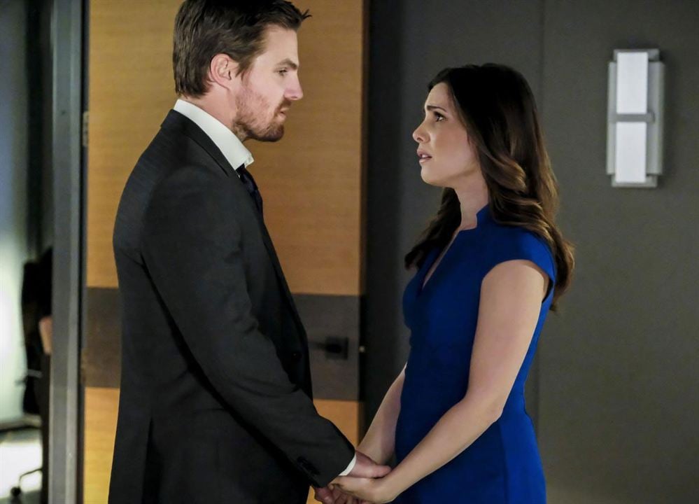 Arrow : Foto Stephen Amell, Carly Pope