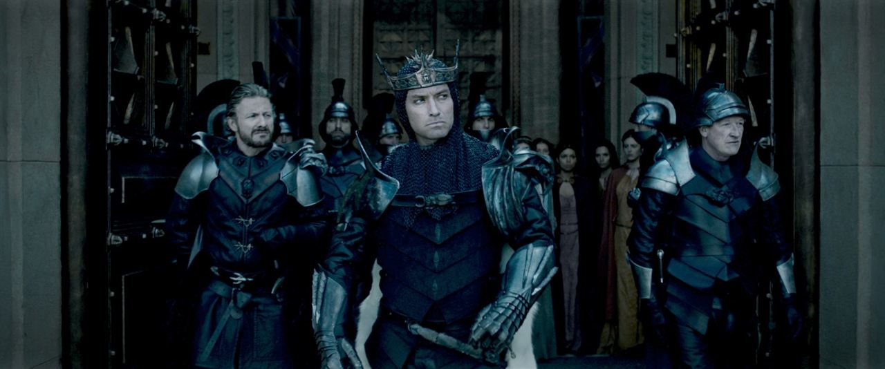 Rey Arturo: La leyenda de Excalibur : Foto Jude Law, Peter Ferdinando