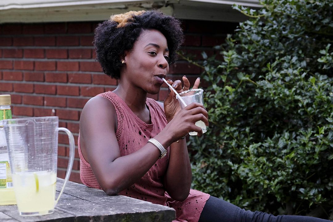 Downward Dog : Foto Kirby Howell-Baptiste