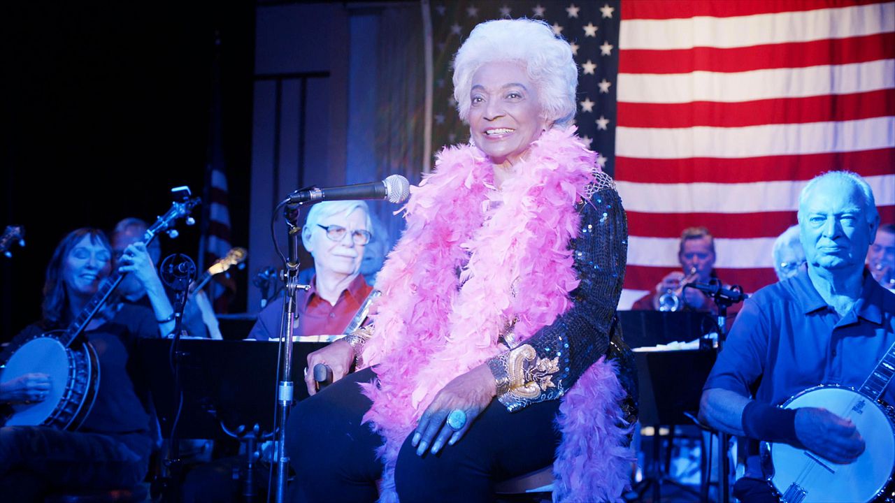 Downward Dog : Foto Nichelle Nichols