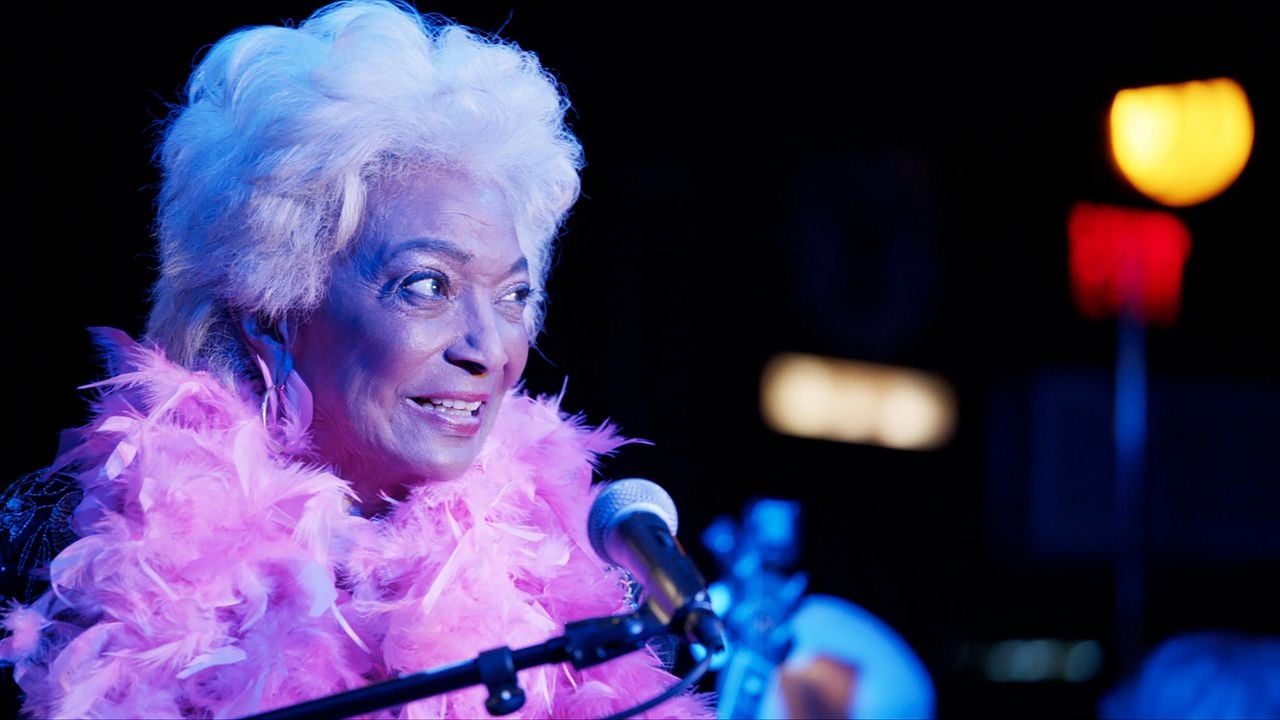 Downward Dog : Foto Nichelle Nichols