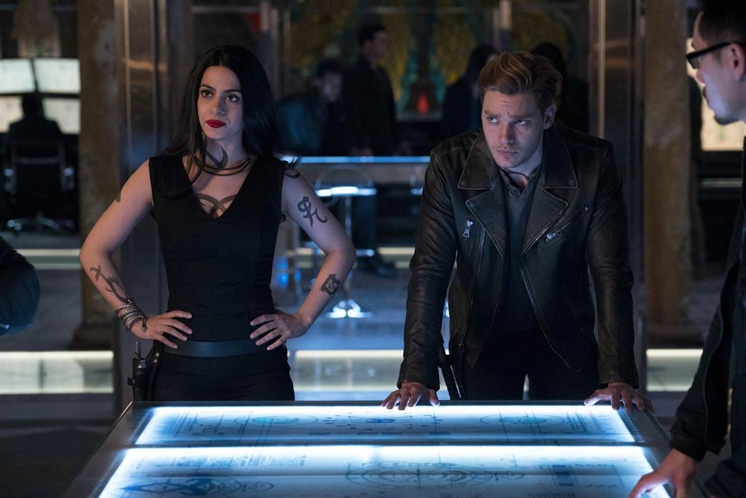 Shadowhunters : Foto Dominic Sherwood, Emeraude Toubia