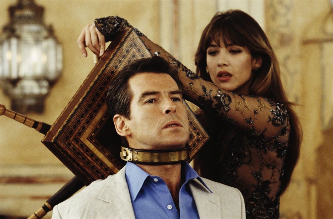 El mundo nunca es suficiente : Foto Sophie Marceau, Pierce Brosnan