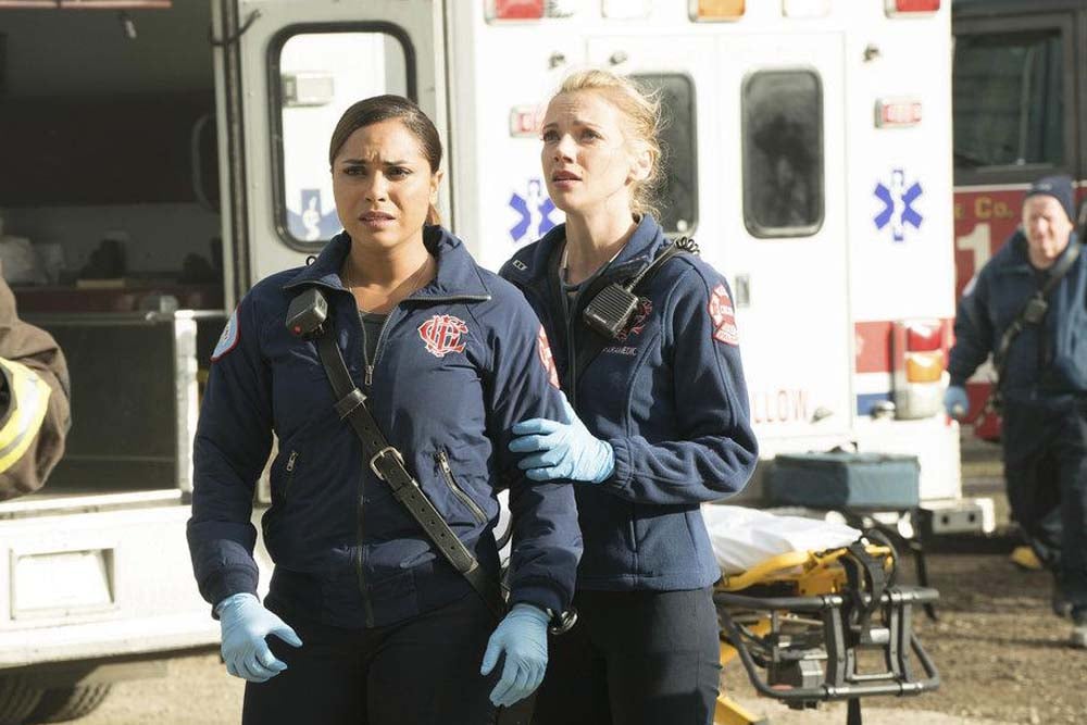 Chicago Fire : Foto Monica Raymund, Kara Killmer