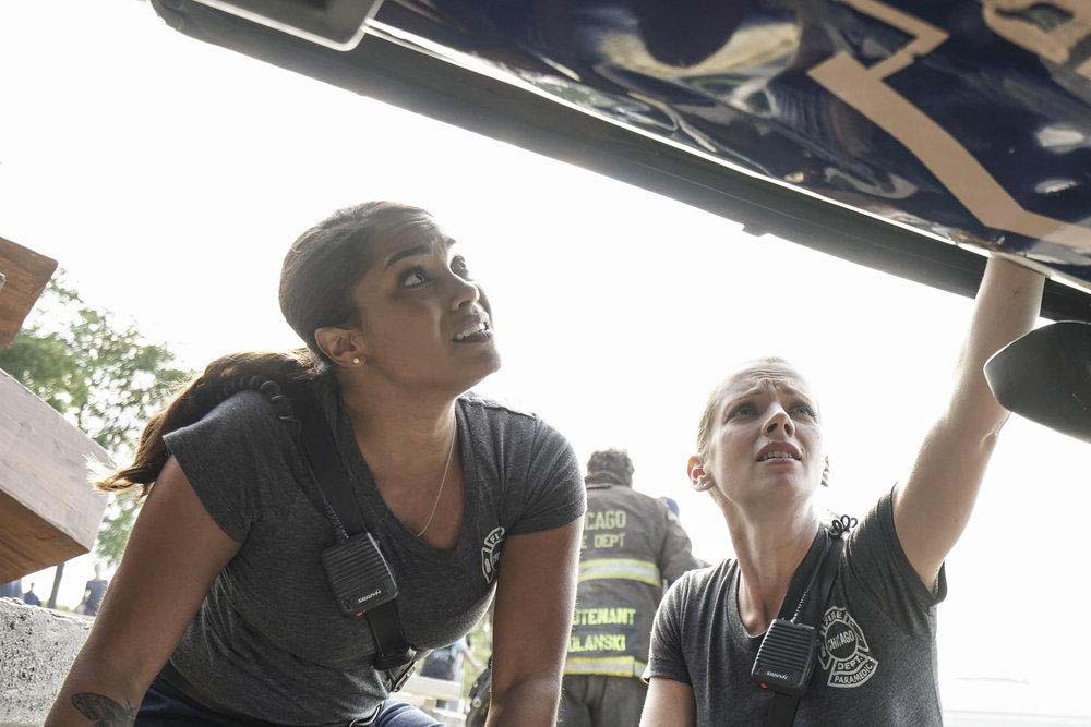 Chicago Fire : Foto Monica Raymund, Kara Killmer