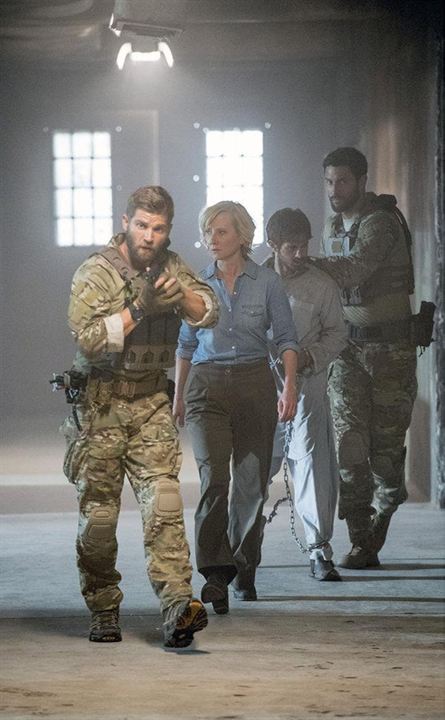 Foto Mike Vogel, Connor Paolo, Anne Heche, Noah Mills