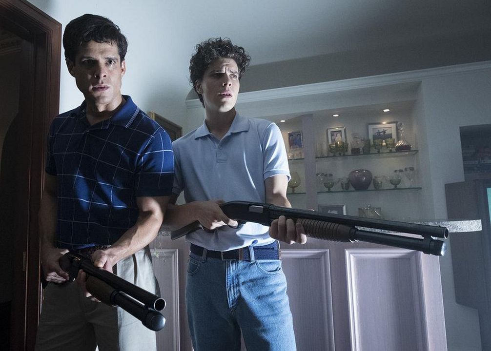 Ley y Orden True Crime: El caso Menéndez : Foto Gus Halper, Miles Gaston Villanueva