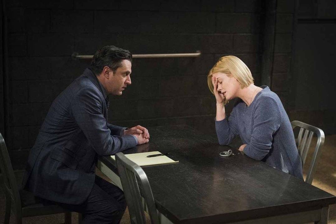 Ley y orden: Unidad de víctimas especiales : Foto Raul Esparza, Abigail Hawk