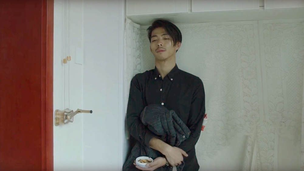 An Elephant Sitting Still : Foto