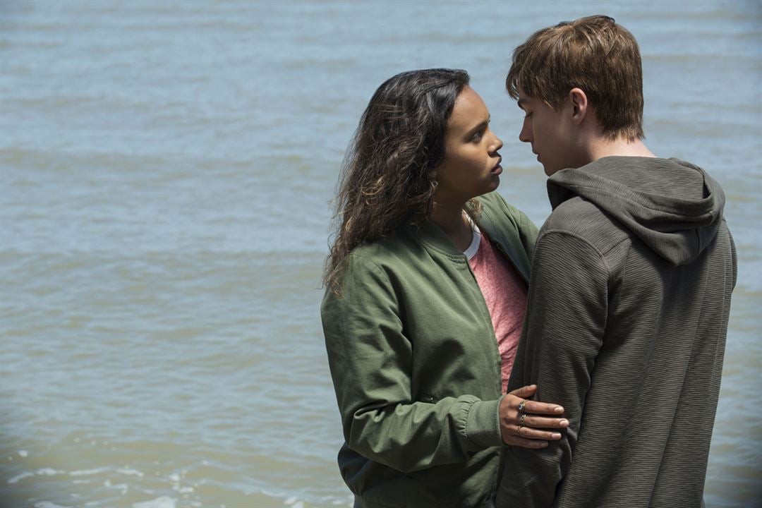 Por trece razones : Foto Miles Heizer, Alisha Boe