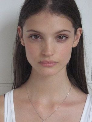 Cartel Charlbi Dean Kriek