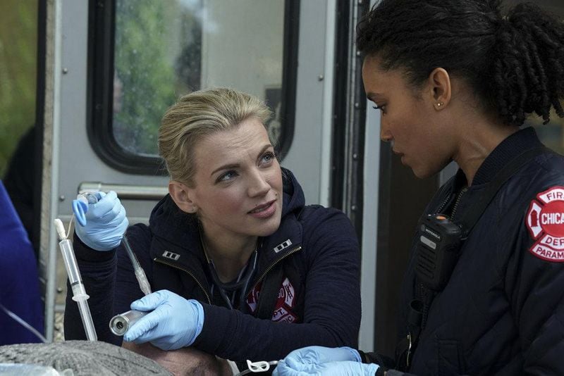 Chicago Fire : Foto Kara Killmer, Annie Ilonzeh