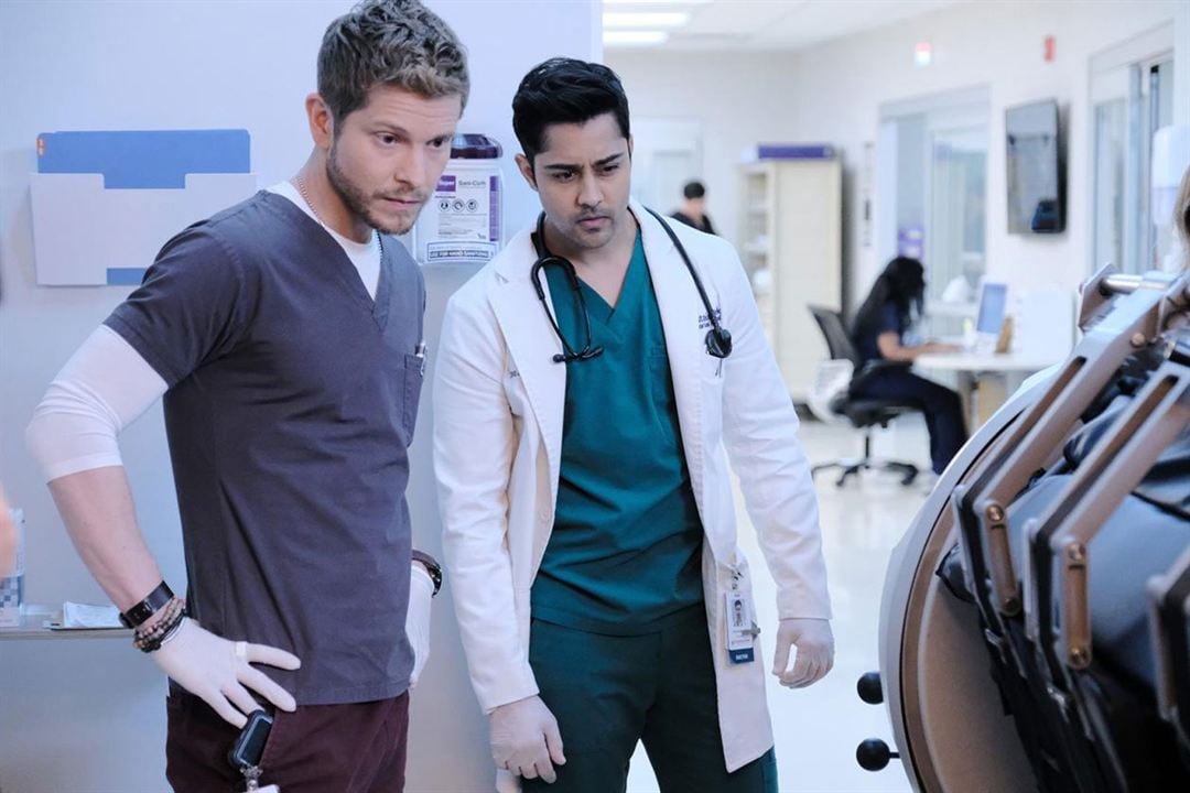 The Resident : Foto Manish Dayal, Matt Czuchry