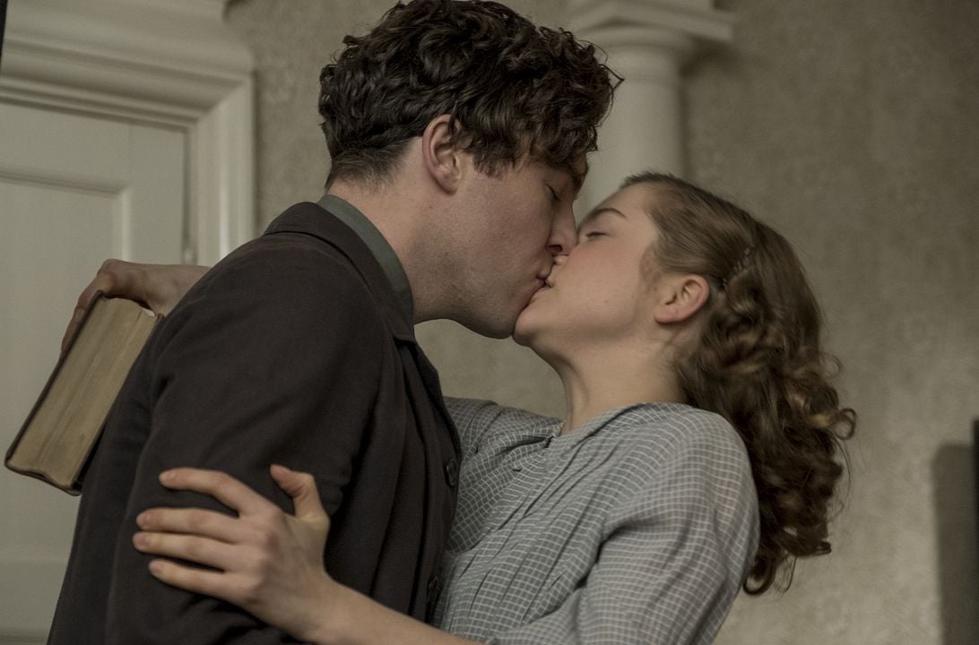 La espía roja (Red Joan) : Foto Tom Hughes, Sophie Cookson
