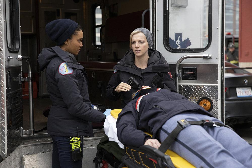 Chicago Fire : Foto Kara Killmer, Annie Ilonzeh