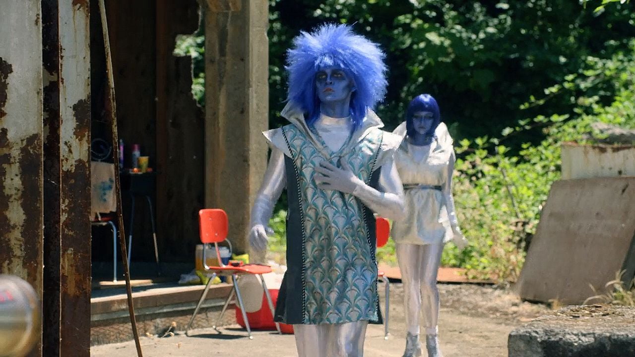 Todo es una mierda : Cartel