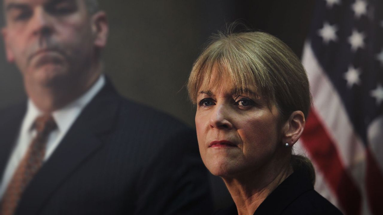 How to Fix a Drug Scandal : Foto