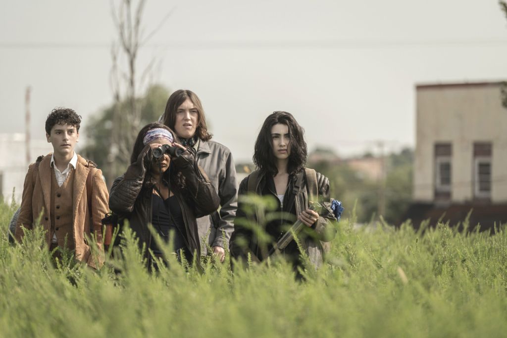 The Walking Dead: World Beyond : Foto Hal Cumpston, Alexa Mansour, Nicolas Cantu, Aliyah Royale