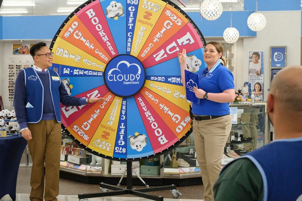 Superstore : Foto Lauren Ash, Nico Santos