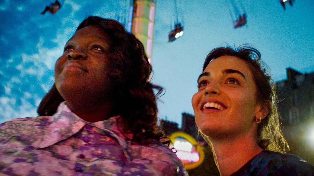 Entre las olas : Foto Déborah Lukumuena, Souheila Yacoub