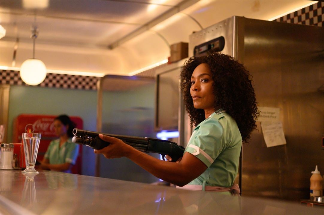 Gunpowder Milkshake (Cóctel explosivo) : Foto Angela Bassett