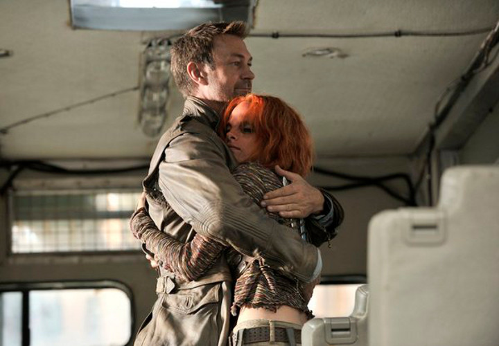 Defiance : Foto Stephanie Leonidas, Grant Bowler