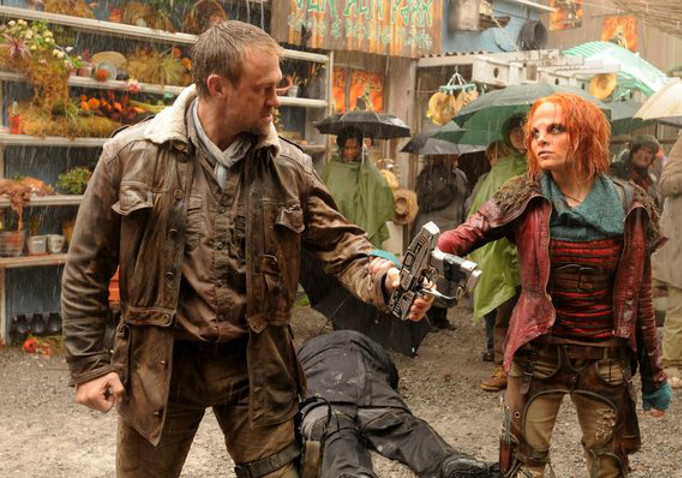 Defiance : Foto Stephanie Leonidas, Grant Bowler