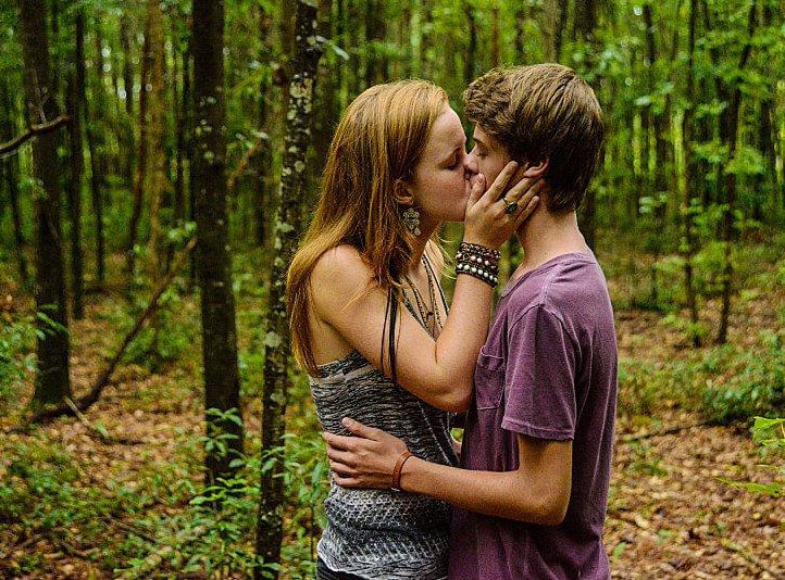 La cúpula : Foto Colin Ford, Mackenzie Lintz