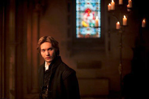 Reign : Foto Toby Regbo