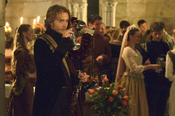 Reign : Foto Toby Regbo