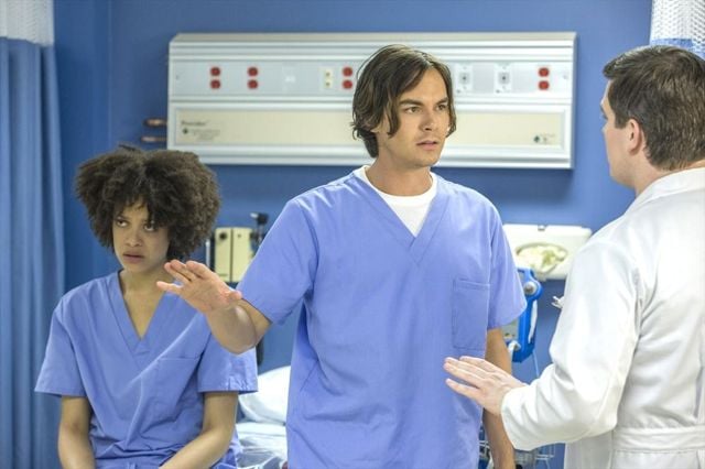 Ravenswood : Foto Tyler Blackburn, Britne Oldford