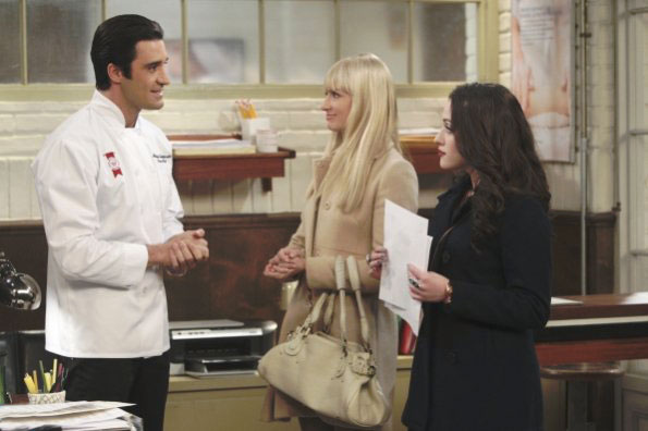 Dos chicas sin blanca : Foto Gilles Marini, Beth Behrs, Kat Dennings