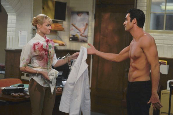 Dos chicas sin blanca : Foto Gilles Marini, Beth Behrs