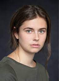 Cartel Alison Oliver